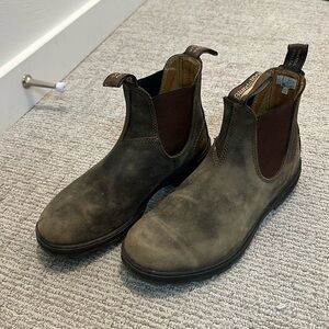 Blundstone women’s boots. Genuine leather. Size 9 as pictured.